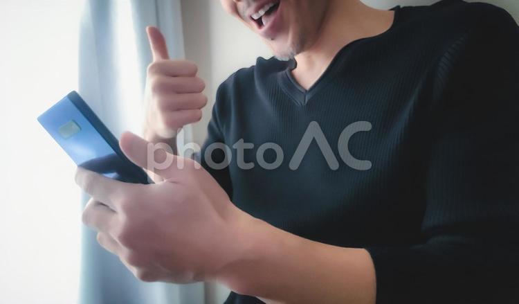 グッドサインする中高年男性のイメージ 男性,笑顔,微笑むの写真素材
