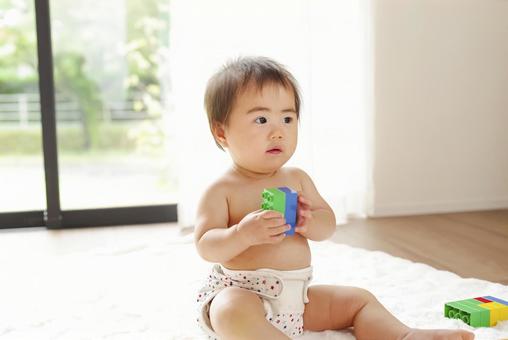 知育玩具で楽しく遊ぶ乳幼児 知育玩具で楽しく遊ぶ乳幼児の写真