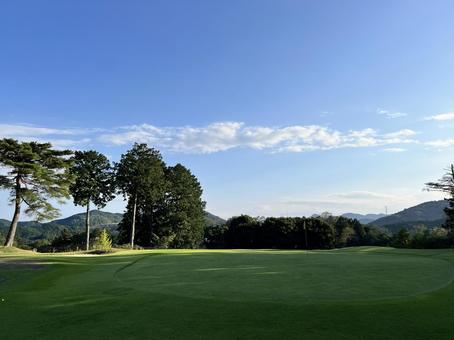 山々を背景にしたグリーン ゴルフ,ゴルフ場,グリーンの写真素材