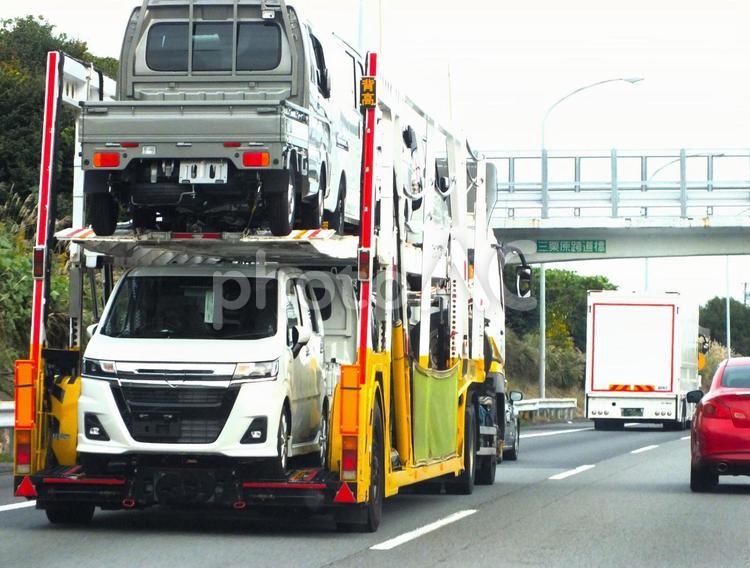 新車が積載されたキャリアカー キャリアカー,カーキャリアー,トラックの写真素材