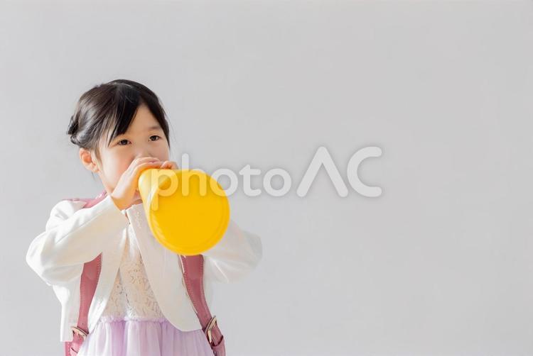 メガホンで応援をする小学1年生 人物,子供,小学生の写真素材