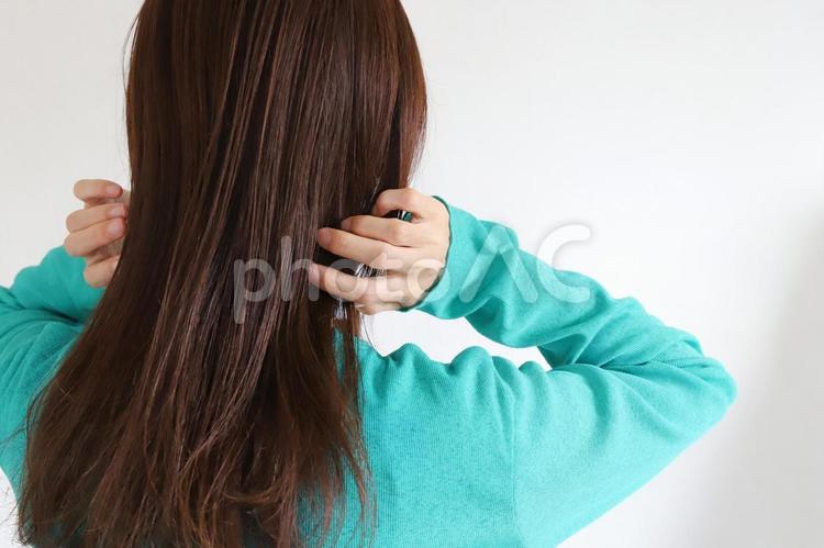 髪の毛を触る女性　ヘアケアイメージ 女性,後ろ姿,髪の毛の写真素材