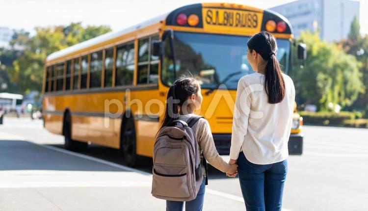 幼稚園バスを待つ女の子とママ スクールバス,幼稚園バス,お母さんの写真素材