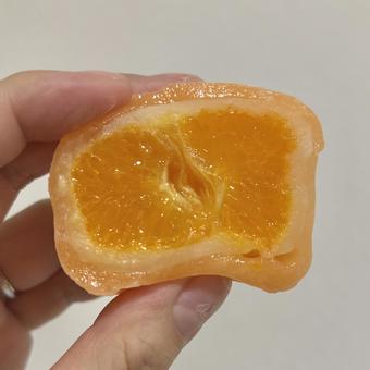 みかん大福 手で持つ みかん大福 手で持つ みかん,みかん大福,大福の写真素材