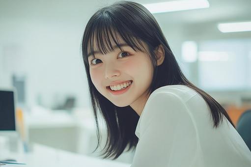 笑顔で働くビジネス女性のポートレートの写真