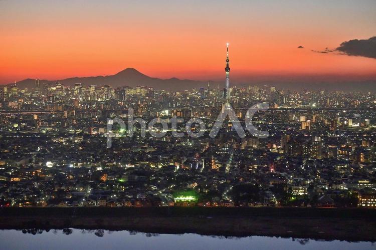 夕焼けの富士とスカイツリー 富士山,山,スカイツリーの写真素材