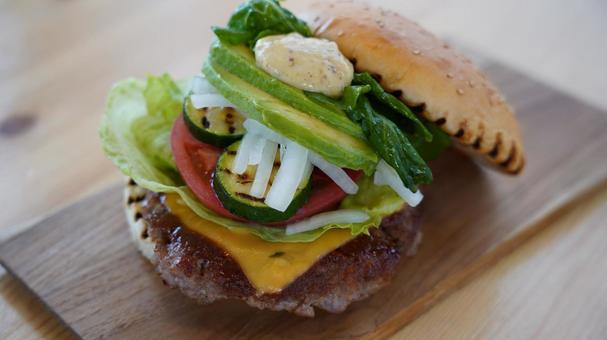 ハンバーガー ハンバーガー,ソーセージ,断面の写真素材
