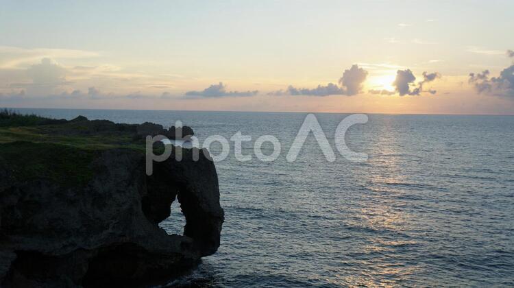 万座毛の夕焼け 海,万座毛,夕方の写真素材