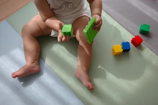ブロックで遊んでいる赤ちゃん ブロックで遊んでいる赤ちゃん 赤ちゃん,ブロック,おもちゃの写真素材