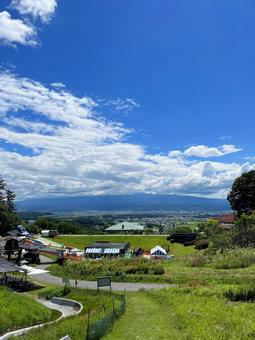 高原から望む夏の青空と自然の風景 高原から望む夏の青空と自然の風景の写真