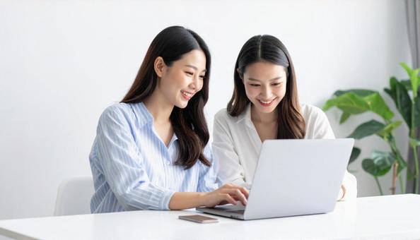 パソコンを操作する女性 パソコンを操作する女性の写真