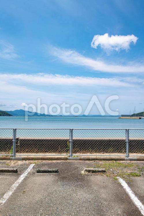 海岸沿いの駐車場から眺める風景 海,空,風景の写真素材