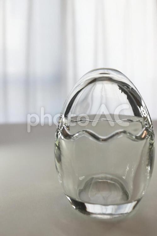 窓際にて、ガラスのタマゴ右より こころ,たまご,イメージ画の写真素材