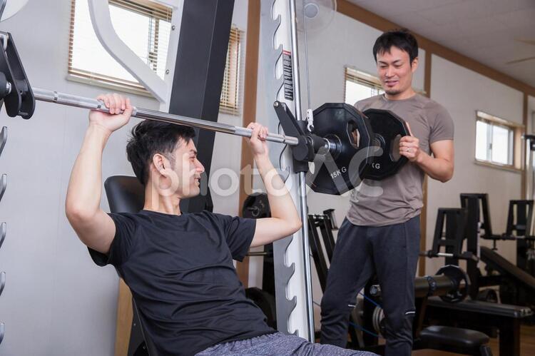 パーソナルトレーニングを受ける男性 スポーツジム,男性,笑顔の写真素材