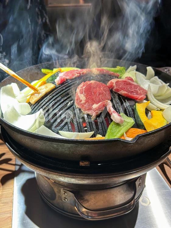 湯気の立つジンギスカン鍋 ジンギスカン,焼肉,バーベキューの写真素材