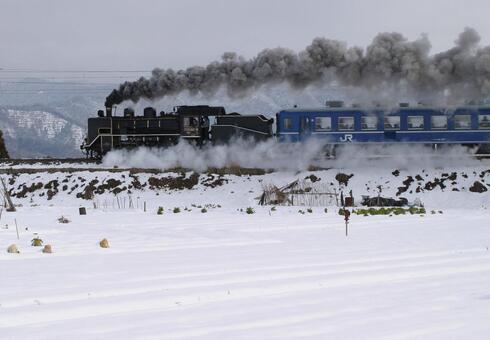 雪国を行く汽車 雪国,雪景色,蒸気機関車の写真素材