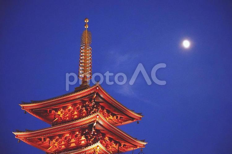 月夜の浅草五重塔２ 浅草,五重塔,ライトアップの写真素材