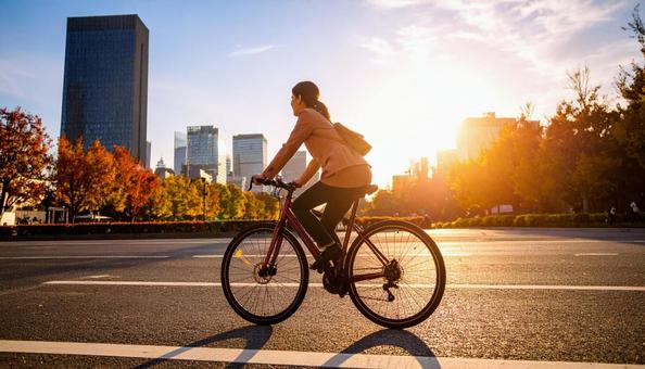 ロードバイクでサイクリングする女性 ロードバイクでサイクリングする女性の写真