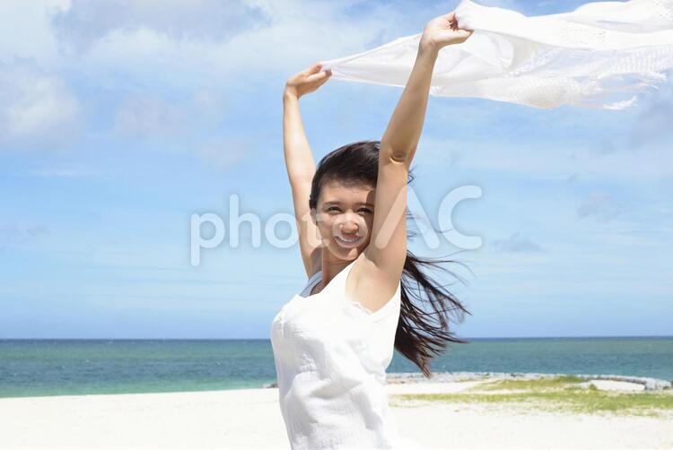 沖縄の美しい海と笑顔の女性 女性,女,沖縄の写真素材