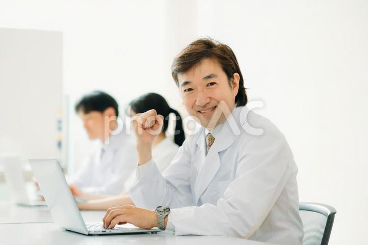 白衣を着た男性（ガッツポーズ） 医療,医者,病院の写真素材