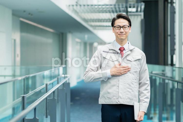オフィスで働く男性エンジニア 日本人,人物,男性の写真素材