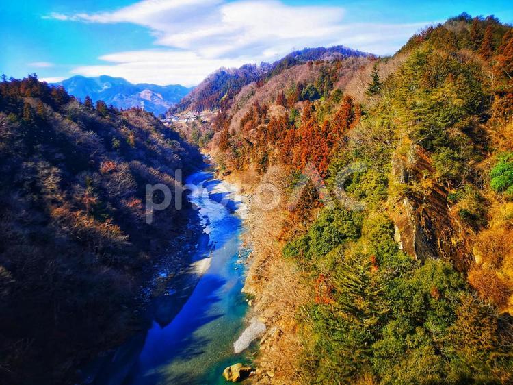 荒川渓谷の青空と雲と渓谷と紅葉の絶景　フリー素材無料素材イメージ 緑,山,紅葉の写真素材