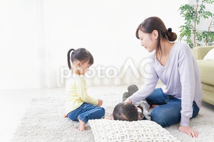 赤ちゃんのいる幸せな家族 世話,姉妹,赤ちゃんの写真素材