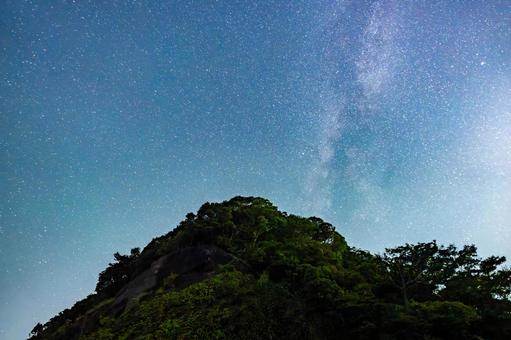天にかかる天の川 天にかかる天の川 星空,天の川,星の写真素材