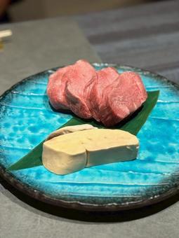 フォアグラと牛タン フォアグラと牛タン お肉,フォアグラ,ステーキの写真素材