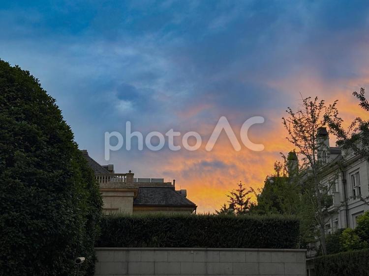 夕焼けに包まれた住宅街のシルエット 夕焼け,住宅街,空の写真素材