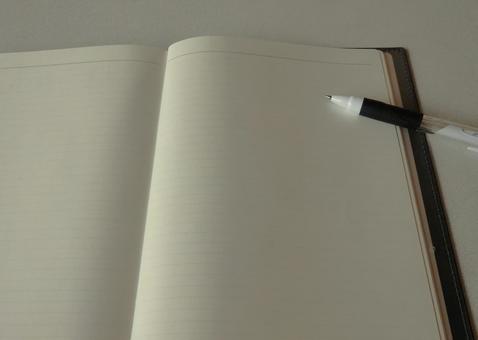 書く事で気持ちの整理ができるノートとペン 書く事で気持ちの整理ができるノートとペン ノート,文具,紙の写真素材