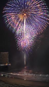 夜空に咲く火花 夜空に咲く火花の写真