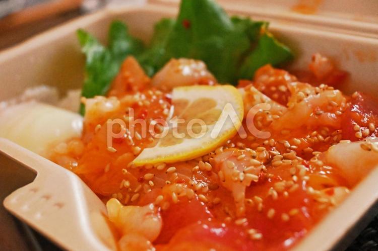 サーモンとマグロのポキ丼 ポキ丼,海鮮丼,食事の写真素材
