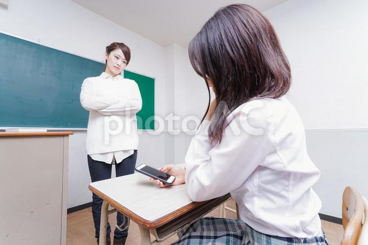 授業中にスマホを使う学生と注意する教師 ゲーム,予備校,教育問題の写真素材
