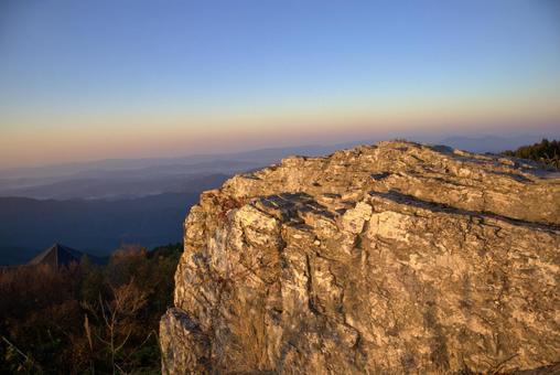 夕焼け空を背景にした生石高原の岩 夕焼け空を背景にした生石高原の岩 岩,夕焼け,秋の写真素材