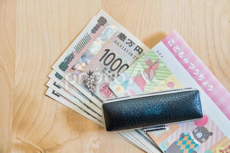 銀行通帳と現金と印鑑 通帳,貯金,銀行の写真素材