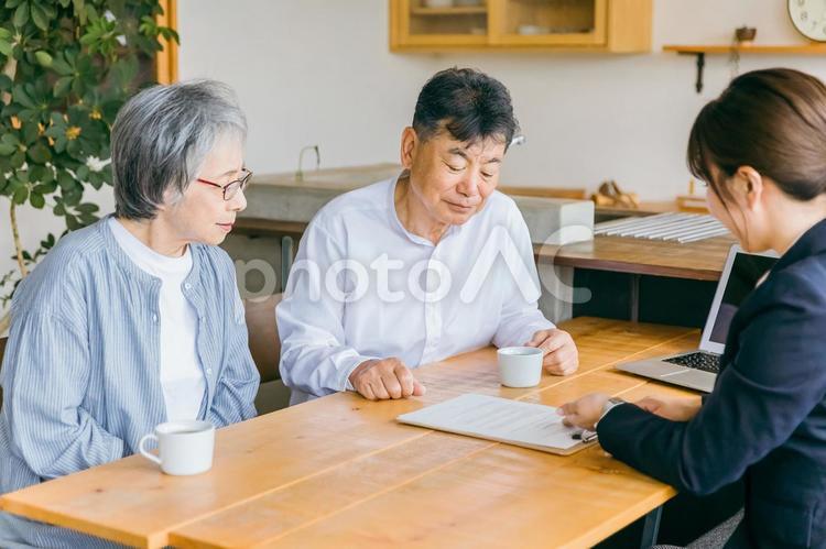 高齢者の相談を受ける社会福祉士の女性 高齢者,ソーシャルワーカー,ケースワーカーの写真素材