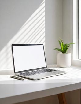 白デスクとPC、自然光の朝 白デスクとPC、自然光の朝の写真
