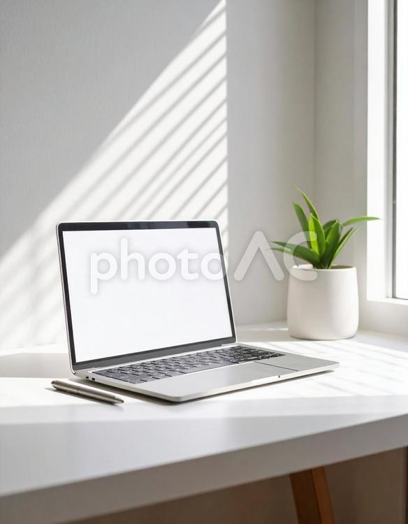 白デスクとPC、自然光の朝 デスク,ノートpc,ペンの写真素材