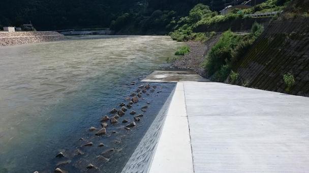 護岸工事と川の風景 護岸工事と川の風景 川,河川,護岸の写真素材
