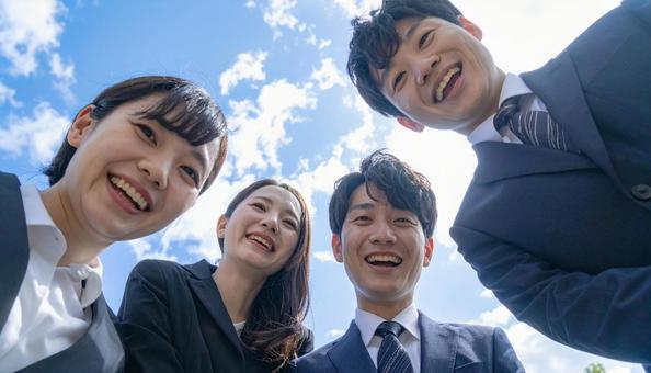 笑顔で元気いっぱいの若いビジネスマン 笑顔で元気いっぱいの若いビジネスマンの写真