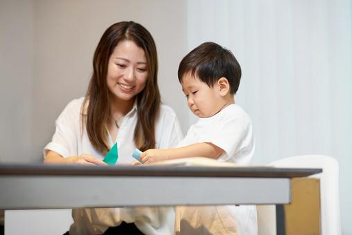 折り紙をして遊ぶ親子 折り紙をして遊ぶ親子 子供,おりがみ,母親の写真素材
