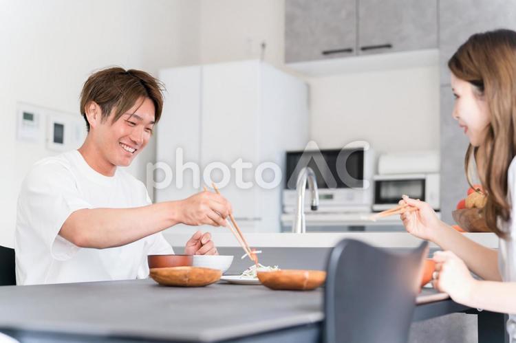 家でご飯を食べる夫婦（家庭料理・手料理） 食事,夫婦,ママの写真素材