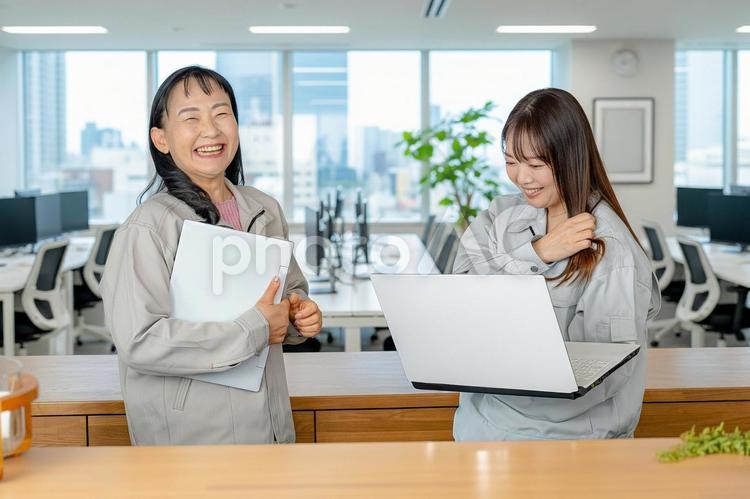 作業員女性とオフィス 作業員女性とオフィス 女性,作業服,制服の写真素材