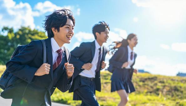 ライバル 笑顔でスタートダッシュする学生 ライバル 笑顔でスタートダッシュする学生の写真