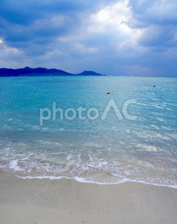 沖縄の海　雲の切れ間 海,沖縄,エメラルドの写真素材