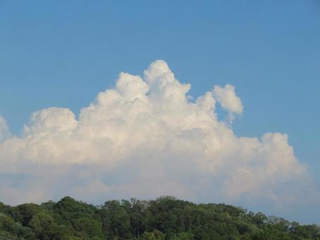 山上に広がる雲 山上に広がる雲の写真