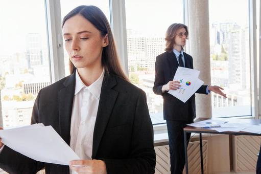 資料を見るロングヘアの女性 男女,女性,資料の写真素材
