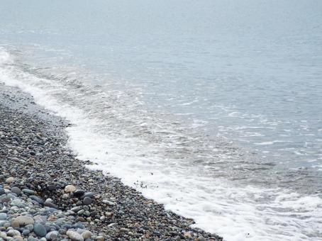 白い波と小石の浜辺☺︎ 白い波と小石の浜辺☺︎の写真
