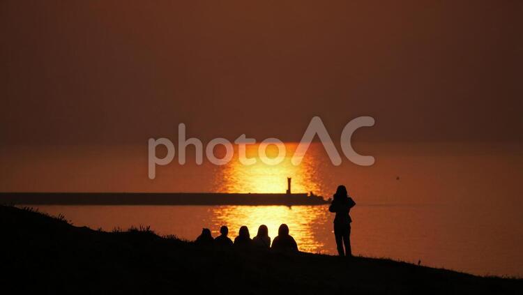 夕日と仲間 日暮れ,水域,たそがれの写真素材